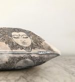 - Sonil-K-5012-Gorsel3 - Realhomes Realhomes Dijital Baskılı Özel Tasarım Dekoratif Modern Raşel Kadife Kırlent Kılıfı Realhomes
