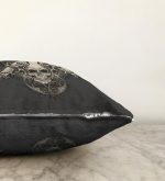 - Sonil-K-5016-Gorsel3 - Realhomes Gri Zeminde Kuru Kafa Motifli Özel Tasarım Raşel Kadife Kırlent Kılıfı Realhomes