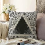 - Sonil-K-5019-Gorsel1 - Realhomes  Mandala Zeminde Üçgen Motifli Özel Tasarım Dijital Baskılı Raşel Kadife Yastık Kılıfı Realhomes