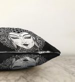 Siyah Beyaz Otantik Woman Özel Tasarım Dijital Baskılı Raşel Kadife Kırlent Kılıfı Realhomes