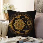 - Sonil-K-5030-Gorsel1 - Realhomes  Siyah Zeminde Gold Hilal İçerisinde Üçüncü Göz Motifli Raşel Kadife Yastık Kılıfı Realhomes