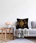 - Sonil-K-5030-Gorsel2 - Realhomes  Siyah Zeminde Gold Hilal İçerisinde Üçüncü Göz Motifli Raşel Kadife Yastık Kılıfı Realhomes