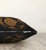 - Sonil-K-5030-Gorsel3 - Realhomes  Siyah Zeminde Gold Hilal İçerisinde Üçüncü Göz Motifli Raşel Kadife Yastık Kılıfı Realhomes