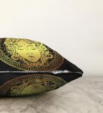 - Sonil-K-5034-Gorsel3 - Realhomes  Realhomes Özel Tasarım Siyah Zeminde Gold Medusa Dekoratif Raşel Kadife Kırlent Kılıfı Realhomes