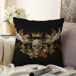 Altın Taç Motiftli Kuru Kafalı Özel Tasarım Dijital Baskılı Raşel Kadife Kırlent Kılıfı Realhomes