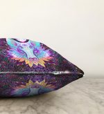 Renkli Zeminde Kurt Motifli Dekoratif Raşel Kadife Kırlent Kılıfı Realhomes