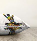 - Sonil-K-5050-Gorsel3 - Realhomes Beyaz Zeminde Gökkuşağı Yoga Desenli Raşel Kadife Kırlent Kılıfı Realhomes