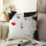 - Sonil-K-5083-Gorsel1 - Realhomes  Kırmızı Rujlu Siyah Beyaz Fashion Girl Motifli Raşel Kadife Kırlent Kılıfı Realhomes