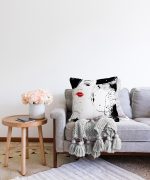 - Sonil-K-5083-Gorsel2 - Realhomes  Kırmızı Rujlu Siyah Beyaz Fashion Girl Motifli Raşel Kadife Kırlent Kılıfı Realhomes