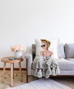 - Sonil-K-5107-Gorsel2 - Realhomes Güneş Gözlüklü Genç Kadın Desenli Modern Raşel Kadife Kırlent Kılıfı Realhomes