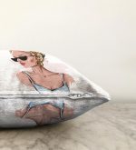 - Sonil-K-5107-Gorsel3 - Realhomes Güneş Gözlüklü Genç Kadın Desenli Modern Raşel Kadife Kırlent Kılıfı Realhomes