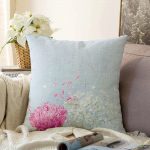 - Sonil-K-5114-Gorsel1 - Realhomes Mavi Zeminde Fuşya Beyaz Ortanca Çiçeği Dijital Baskılı Raşel Kadife Kırlent Kılıfı Realhomes