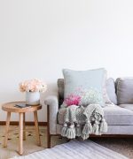 - Sonil-K-5114-Gorsel2 - Realhomes Mavi Zeminde Fuşya Beyaz Ortanca Çiçeği Dijital Baskılı Raşel Kadife Kırlent Kılıfı Realhomes