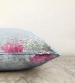 - Sonil-K-5114-Gorsel3 - Realhomes Mavi Zeminde Fuşya Beyaz Ortanca Çiçeği Dijital Baskılı Raşel Kadife Kırlent Kılıfı Realhomes