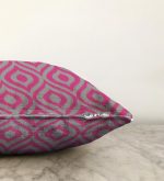Özel Tasarım Gri Zeminde Fuşya İkat Desenli Dijital Baskılı Raşel Kadife Yastık Kırlent Kılıfı Realhomes