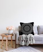 Siyah Zeminde Beyaz Mandala Desenli Dekoratif Raşel Kadife Yastık Kılıfı Realhomes
