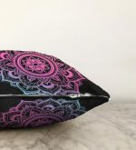 Siyah Zeminde Pembe Mavi Mandala Desenli Özel Tasarım Raşel Kadife Kırlent Kılıfı Realhomes