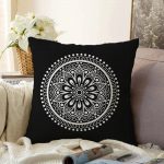 - Sonil-K-5138-Gorsel1 - Realhomes Siyah Beyaz Çiçek Desenli Mandala Motifli Raşel Kadife Kırlent Kılıfı Realhomes