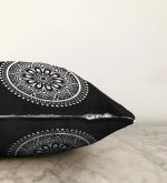 - Sonil-K-5138-Gorsel3 - Realhomes Siyah Beyaz Çiçek Desenli Mandala Motifli Raşel Kadife Kırlent Kılıfı Realhomes