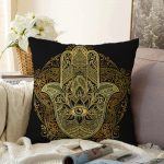 - Sonil-K-5208-Gorsel1 - Realhomes  Siyah Zeminde Mandala İçinde Gold Fâtımâ'nın Eli Motifli Raşel Kadife Yastık Kılıfı Realhomes
