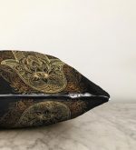 - Sonil-K-5208-Gorsel3 - Realhomes  Siyah Zeminde Mandala İçinde Gold Fâtımâ'nın Eli Motifli Raşel Kadife Yastık Kılıfı Realhomes