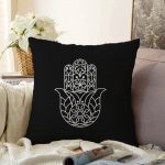 - Sonil-K-5210-Gorsel1 - Realhomes Siyaz Zeminde Beyaz Fatma Ana Eli Motifli Raşel Kadife Kırlent Kılıfı Realhomes