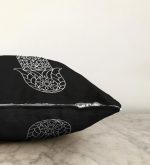 - Sonil-K-5210-Gorsel3 - Realhomes Siyaz Zeminde Beyaz Fatma Ana Eli Motifli Raşel Kadife Kırlent Kılıfı Realhomes