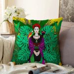 - Sonil-K-5218-Gorsel1 - Realhomes  Tropik Yapraklar İçerisinde Frida Motifli Dijital Baskılı Raşel Kadife Kırlent Kılıfı Realhomes