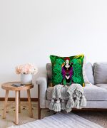 - Sonil-K-5218-Gorsel2 - Realhomes  Tropik Yapraklar İçerisinde Frida Motifli Dijital Baskılı Raşel Kadife Kırlent Kılıfı Realhomes