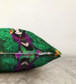 - Sonil-K-5218-Gorsel3 - Realhomes  Tropik Yapraklar İçerisinde Frida Motifli Dijital Baskılı Raşel Kadife Kırlent Kılıfı Realhomes