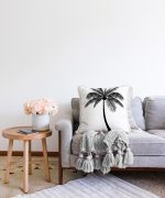 Beyaz Zeminde Siyah Palmiye Desenli Özel Tasarım Raşel Kadife Yastık Kılıfı Realhomes