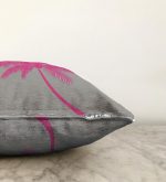 - Sonil-K-5228fusya-Gorsel3 - Realhomes Gri Zeminde Fuşya Palmiye Motifli Modern Raşel Kadife Kırlent Kılıfı Realhomes