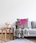 Gri Zeminde Dekoratif Fuşya Ağaç Tasarımlı Raşel Kadife Kırlent Kılıfı Realhomes