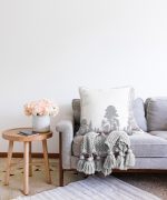 - Sonil-K-5232gri-Gorsel2 - Realhomes Realhomes Beyaz Zeminde Gri Ağaç Tasarımlı Dekoratif Raşel Kadife Kırlent Kılıfı Realhomes