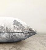 - Sonil-K-5232gri-Gorsel3 - Realhomes Realhomes Beyaz Zeminde Gri Ağaç Tasarımlı Dekoratif Raşel Kadife Kırlent Kılıfı Realhomes