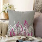 Gri Zeminde Fuşya Ve Beyaz Çiçek Tasarımlı Raşel Kadife Yastık Kılıfı Realhomes