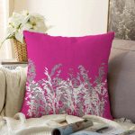 Fuşya Zeminde Beyaz Çiçek Dijital Baskılı Raşel Kadife Kırlent Kılıfı Realhomes