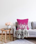 Fuşya Zeminde Beyaz Çiçek Dijital Baskılı Raşel Kadife Kırlent Kılıfı Realhomes