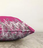 Fuşya Zeminde Beyaz Çiçek Dijital Baskılı Raşel Kadife Kırlent Kılıfı Realhomes
