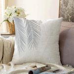 Beyaz Zeminde Gri Palmiye Yaprakları Özel Tasarım Raşel Kadife Kırlent Kılıfı Realhomes