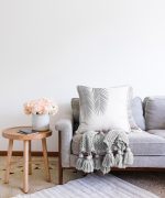 Beyaz Zeminde Gri Palmiye Yaprakları Özel Tasarım Raşel Kadife Kırlent Kılıfı Realhomes