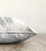 Beyaz Zeminde Gri Palmiye Yaprakları Özel Tasarım Raşel Kadife Kırlent Kılıfı Realhomes