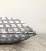 - Sonil-K-5236gri-Gorsel3 - Realhomes Gri Zeminde Geometrik Kare Motifli Dekoratif Raşel Kadife Yastık Kılıfı Realhomes