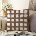 - Sonil-K-5236kahve-Gorsel1 - Realhomes Kahve Zeminde Geometrik Kare Motifli Dekoratif Raşel Kadife Yastık Kılıfı Realhomes