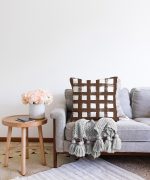 - Sonil-K-5236kahve-Gorsel2 - Realhomes Kahve Zeminde Geometrik Kare Motifli Dekoratif Raşel Kadife Yastık Kılıfı Realhomes