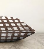 - Sonil-K-5236kahve-Gorsel3 - Realhomes Kahve Zeminde Geometrik Kare Motifli Dekoratif Raşel Kadife Yastık Kılıfı Realhomes