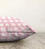 - Sonil-K-5236pembe-Gorsel3 - Realhomes Pembe Zeminde Geometrik Kare Motifli Dekoratif Raşel Kadife Yastık Kılıfı Realhomes