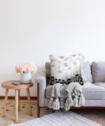 Realhomes Siyah Çiçekler Üzerinde Kelebek Motifli Özel Tasarım Raşel Kadife Kırlent Kılıfı Realhomes