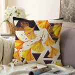 - Sonil-K-5248-Gorsel1 - Realhomes  Geometrik Çizimler Üzerinde Gold Çiçek Desenkli Raşel Kadife Kırlent Kılıfı Realhomes