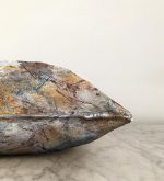 Mermer Zeminde Gold Sulu Boya Çalışması Desenli Raşel Kadife Kırlent Kılıfı Realhomes